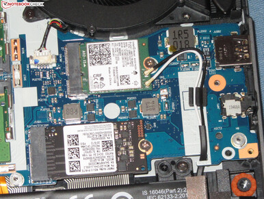 ... encontrarás el SSD (en la parte inferior de la foto; NVMe, M.2.2242) y el módulo Wi-Fi