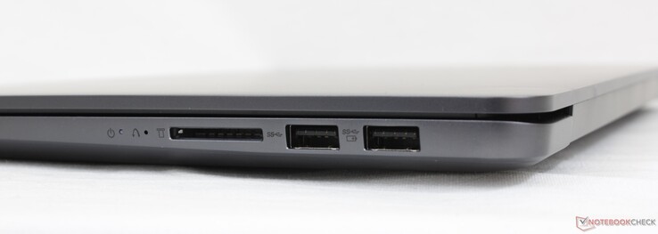 Derecho: Lector de tarjetas SD, 2x USB-A 3.2 Gen. 1