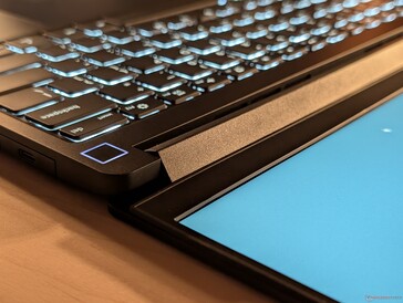 Bisagras familiares y retorno cuadrado del botón de encendido