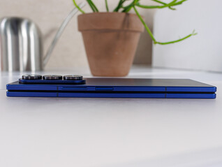 El Galaxy Z Fold7 es uno de los smartphones plegables más delgados del mundo, plegado (Fuente de la imagen: Notebookcheck)