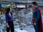 Lois Lane y Superman hacen una pausa entre los escombros de Metrópolis (Fuente de la imagen: Warner Bros. Pictures / Jessica Miglio via Batman News)