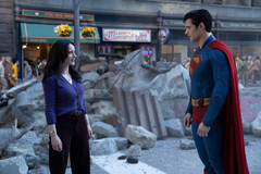 Lois Lane y Superman hacen una pausa entre los escombros de Metrópolis (Fuente de la imagen: Warner Bros. Pictures / Jessica Miglio via Batman News)