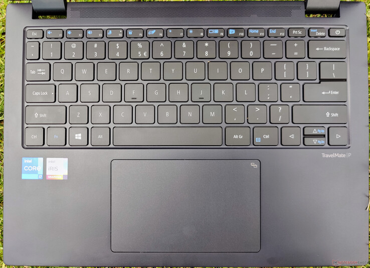El teclado ofrece una experiencia de escritura decente mientras que el touchpad permite un deslizamiento suave con una resistencia mínima