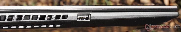 A la izquierda: USB 2.0