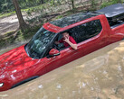 La Rivian R1T se adentra en aguas profundas (Fuente de la imagen: Il Babbuino/X)