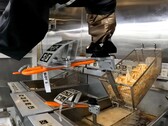 Empresas tecnológicas de Pasadena se asocian para lanzar CaliExpress, un restaurante de comida rápida donde los robots cocinan por sí mismos hamburguesas de wagyu y patatas fritas en California