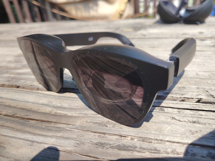 Se recomienda su uso en interiores, ya que los aproximadamente ≈ 400 nits de brillo pueden tener dificultades para competir con la iluminación ambiental. (Fuente de la imagen: Darryl Linington - Notebookcheck)