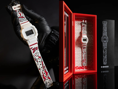 El Casio G-Shock DW5600WW-HASER en la mano (izquierda) y en el estuche de embalaje especial (derecha), en la imagen. (Fuente de la imagen: Casio NZ)