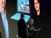 Huang acepta la Surface RT: Detrás hay una foto de la presentación de 2012.