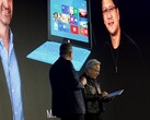 Huang acepta la Surface RT: Detrás hay una foto de la presentación de 2012.