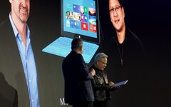 Huang acepta la Surface RT: Detrás hay una foto de la presentación de 2012.