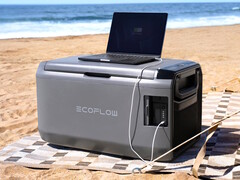 El EcoFlow Glacier Classic puede recargar teléfonos y ordenadores portátiles a la vez que mantiene fríos los alimentos durante los viajes al aire libre. (Fuente de la imagen: EcoFlow)