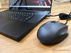 El ratón Razer Naga X MMO es todo un rendimiento básico, pero podría utilizar más colores RGB