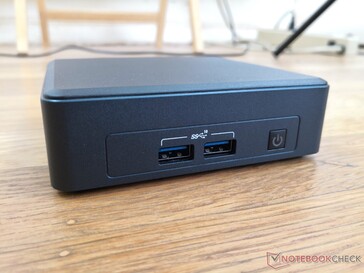 Frontal: 2x USB-A 3.2 Gen. 2, botón de encendido