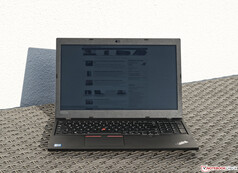 Uso del ThinkPad L590 de Lenovo al aire libre bajo el sol....