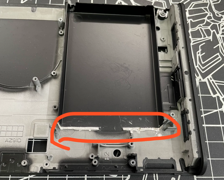 La zona de la pieza que debe recortarse en un Switch 2 para que quepa la nueva batería