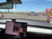 FSD 12 navegando por las obras de la carretera (imagen: Sawyer Merritt/X)