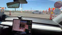 FSD 12 navegando por las obras de la carretera (imagen: Sawyer Merritt/X)