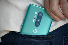 El OnePlus 8 Pro se ha abierto paso con confianza en los bolsillos de la gente. (Fuente: Digital Trends)