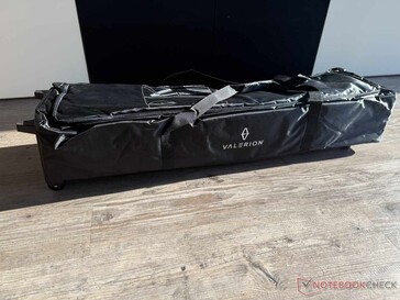 La pantalla para exteriores se entrega en una bolsa con ruedas de transporte.