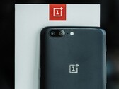 El OnePlus 5 puede ahora ser actualizado con seguridad a Android 10, aparentemente. (Fuente de la imagen: AndroidPIT)