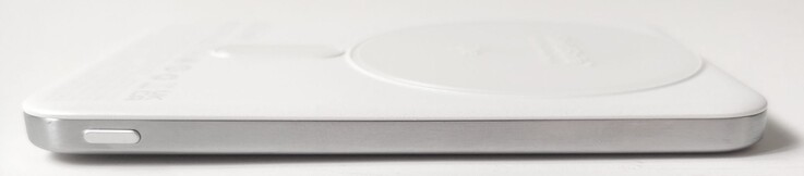 Botón de encendido en el borde izquierdo.