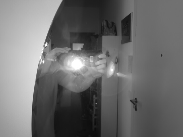 En el espejo puede ver que la luz infrarroja actúa como un flash para la visión nocturna.