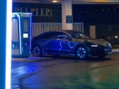 Un VE Hyundai cargando en una moderna estación de carga (Fuente de la imagen: Yrka Pictured via Unsplash; recortada)