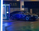 Un VE Hyundai cargando en una moderna estación de carga (Fuente de la imagen: Yrka Pictured via Unsplash; recortada)