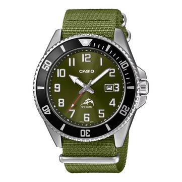 Reloj de buceo Casio Duro MDV106C-3AV con esfera verde oliva con acabado de rayos de sol, números arábigos grandes, bisel negro, caja de acero inoxidable y correa de tela verde a juego.