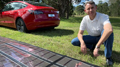 Este Tesla ha emprendido un viaje de 9.380 millas por carretera impulsado por paneles solares (imagen: Charge Australia)