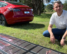 Este Tesla ha emprendido un viaje de 9.380 millas por carretera impulsado por paneles solares (imagen: Charge Australia)