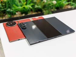 Huawei Mate XT (abajo) y Samsung Galaxy Z TriFold