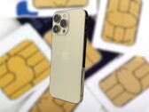 los smartphones iPhone 14 no vienen con una bandeja SIM extraíble. (Fuente: Notebookcheck, PublicDomainPictures en Pixabay-editado)