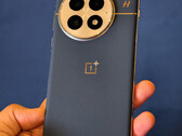 El OnePlus 13 podría estar disponible en todo el mundo en el atractivo acabado azul que se muestra aquí. (Fuente de la imagen: @sondesix)
