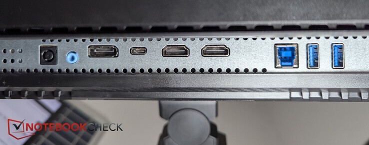 De izquierda a derecha CA, salida de audio, DisplayPort, USB-C, 2x HDMI, USB-B, 2x USB-A