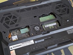Raider 16 HX Max con el subpanel inferior retirado revelando las ranuras SODIMM y SSD