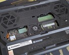 Raider 16 HX Max con el subpanel inferior retirado revelando las ranuras SODIMM y SSD