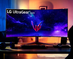 El UltraGear 45GR95QE es uno de los primeros monitores para juegos de gran tamaño, curvos, con 240 Hz y OLED. (Fuente de la imagen: LG)