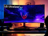 El UltraGear 45GR95QE es uno de los primeros monitores para juegos de gran tamaño, curvos, con 240 Hz y OLED. (Fuente de la imagen: LG)