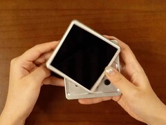 La última consola portátil retro de Anbernic gira la pantalla para dejar al descubierto los botones.