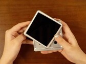 La última consola portátil retro de Anbernic gira la pantalla para dejar al descubierto los botones.