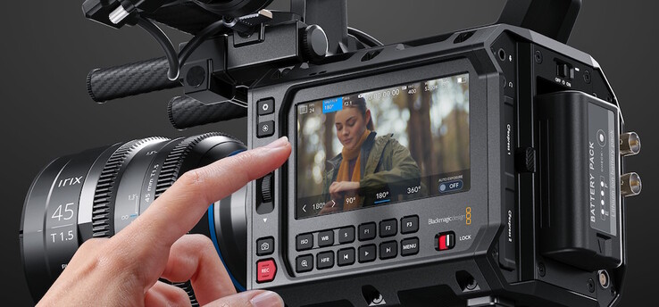 La gran pantalla táctil HDR de 4" y 1.500 nits y los botones de función personalizables facilitan el control y la supervisión de la cámara PYXIS 12K. (Fuente de la imagen: Blackmagic)