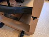 También debe utilizarse un seguro para abrir la Woodrower.