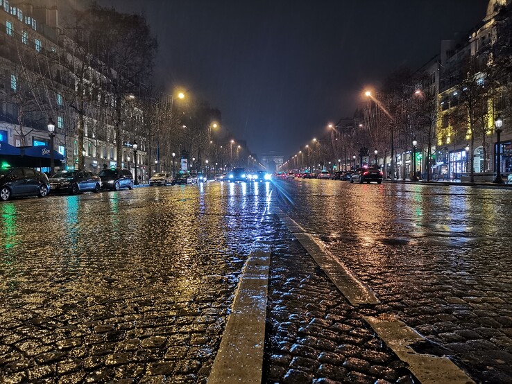 Una foto nocturna tomada con la cámara de 48 MP para mirar hacia atrás