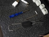 Keychron incluye un destornillador, una llave Allen y un extractor de teclas e interruptores. 