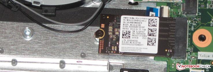 Una unidad SSD M.2-2242 sirve como unidad del sistema. Sin embargo, también se pueden instalar unidades M.2-2280. El tornillo de sujeción puede moverse en consecuencia.