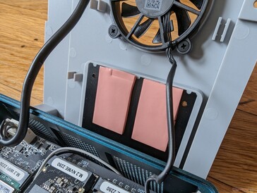 Cada ranura SSD tiene su propia almohadilla térmica unida a un disipador de calor más grande en el soporte del ventilador