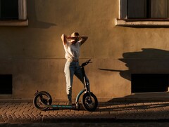 El Scooter Eléctrico Plegable SWAN tiene ruedas más grandes de 16 pulgadas. (Fuente de la imagen: SWAN)