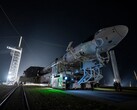 El cohete Falcon 9 una nave espacial SpaceX Dragon para el lanzamiento de camino a la plataforma de lanzamiento (Fuente de la imagen: SpaceX)